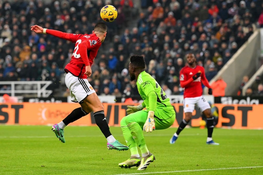 Man Utd bị Newcastle đè bẹp ở St. James Park - 1