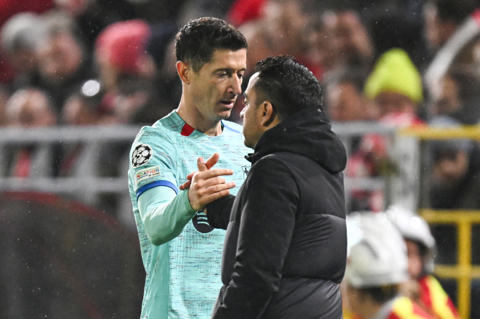 HLV Xavi và Robert Lewandowski trong trận Royal Antwerp FC và FC Barcelona ở Bosuilstadion tại Antwerp, ngày 13/12/2023. Ảnh: Reuters