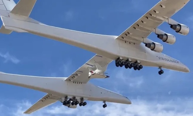 Máy bay Roc bay kèm phương tiện siêu thanh thử nghiệm TA-1 hôm 3/12 ở California. Ảnh: Stratolaunch