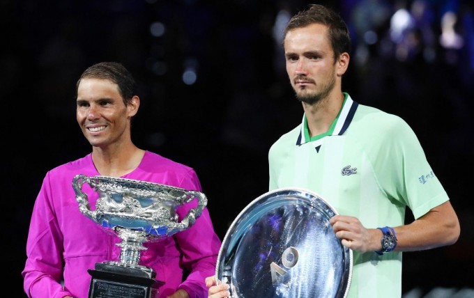 Nadal và Medvedev trong lễ trao giải Australia Mở rộng 2022, nơi tay vợt Tây Ban Nha thắng 2-6, 6-7, 6-4, 6-4, 7-5 sau 5 giờ thi đấu. Ảnh: ATP