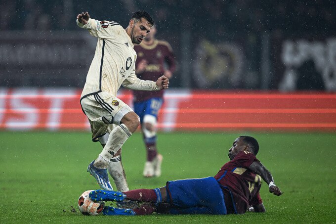 Aouar bị một cầu thủ Servette phá bóng trong chân ở trận hòa 1-1 lượt năm bảng G Europa League trên sân Geneve ngày 30/11. Ảnh: Reuters