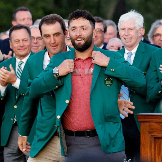 Scheffler (trái) khoác Green Jacket cho Jon Rahm sau khi golfer Tây Ban Nha vô địch The Masters ngày 9/4 trên sân Augusta National. Ảnh: Reuters