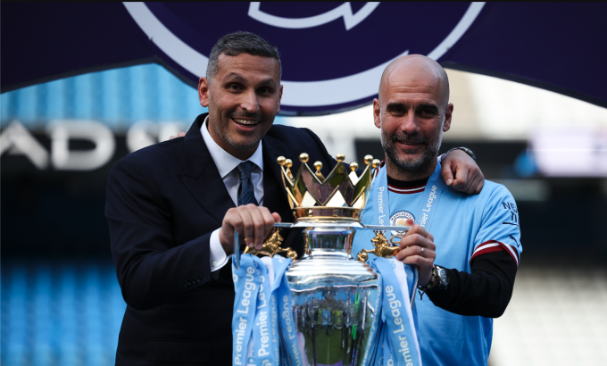 Chủ tịch Man City Khaldoon Al Mubarak (trái) và HLV Pep Guardiola. Ảnh: Times