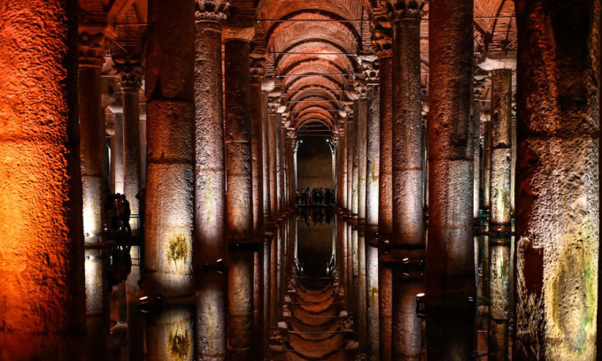 Những cột đá cẩm thạch trong hầm chứa nước Basilica Cistern ở Istanbul. Ảnh: Xinhua