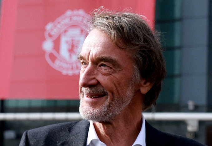 Tỷ phú Jim Ratcliffe bên ngoài sân Old Trafford, thành phố Manchester, Anh ngày 17/3/2023. Ảnh: Reuters