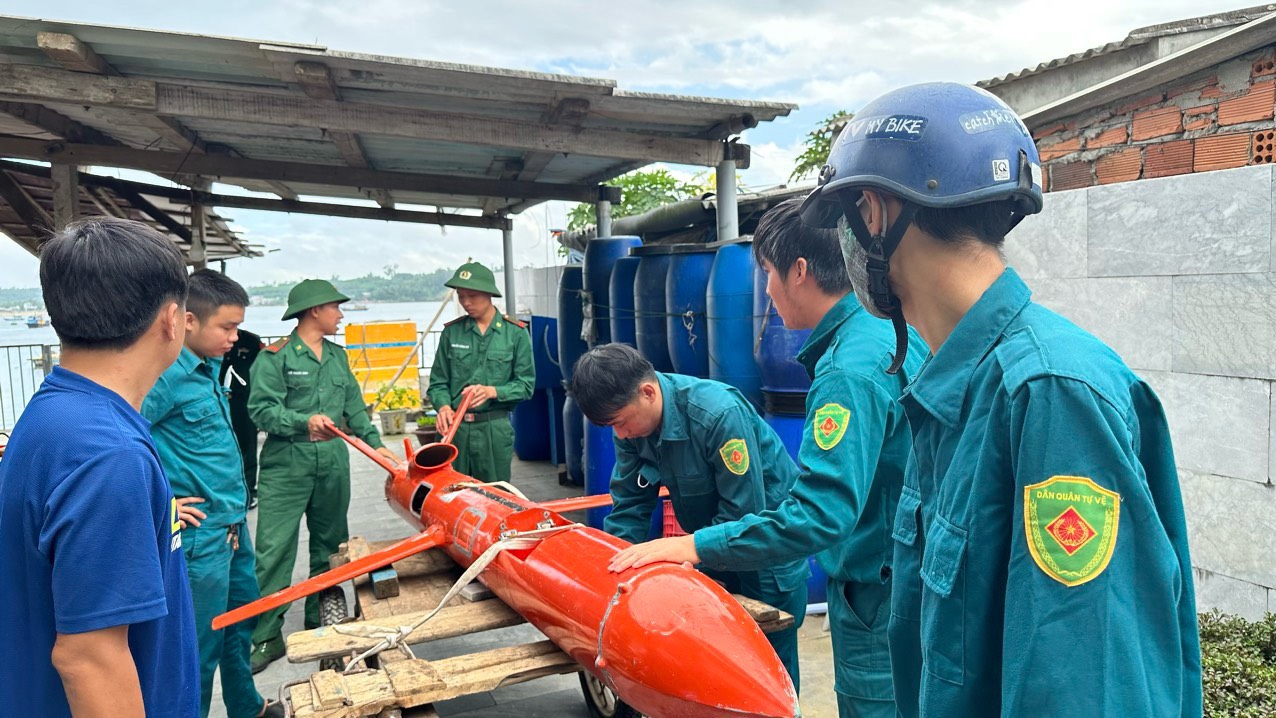 Quảng Ngãi: Người dân phát hiện vật thể lạ, nghi thiết bị bay không người lái - Ảnh 1.