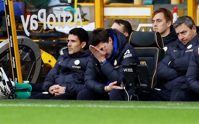 HLV Pochettino đưa tay lên ôm mặt trong trận Chelsea thua Wolves 1-2 trên sân Molineux, London ở vòng 18 Ngoại hạng Anh ngày 24/12. Ảnh: Reuters