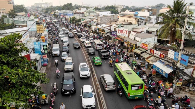 Quốc lộ 13 đoạn gần cầu Bình Triệu thường xuyên đông xe. Ảnh: Gia Minh