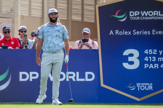 Jon Rahm ở vòng đầu DP World Tour Championship trên sân Jumeirah, Dubai, UAE ngày 16/11/2023. Ảnh: AFP