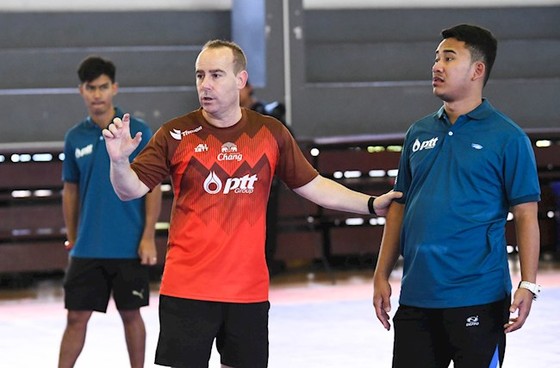 Chiến lược gia lão làng Carlos Cesar (áo đỏ) đã nói lời chia tay đội tuyển futsal Thái Lan. 