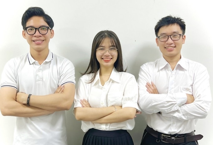 Ba sinh viên Trường Đại học Duy Tân đạt giải Hội thi nghiên cứu khoa học Smile Code. Ảnh: CMP