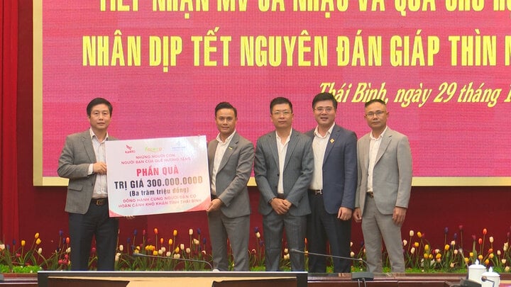 Lễ tiếp nhận MV "Nắng ấm quê hương" và phần quà cho các hộ nghèo.