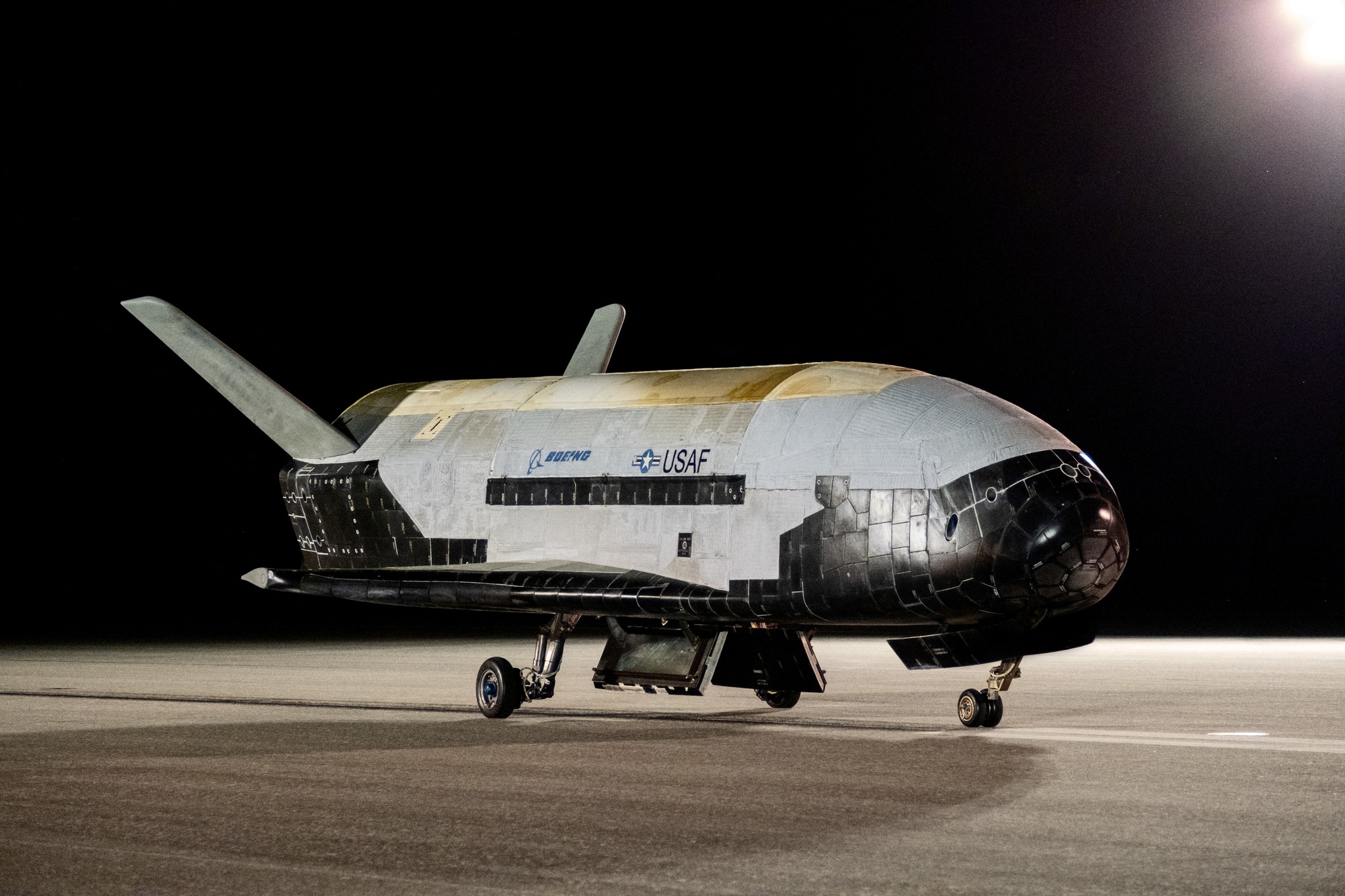 SpaceX hoãn phóng phi thuyền bí ẩn X-37B của quân đội Mỹ - Ảnh 1.