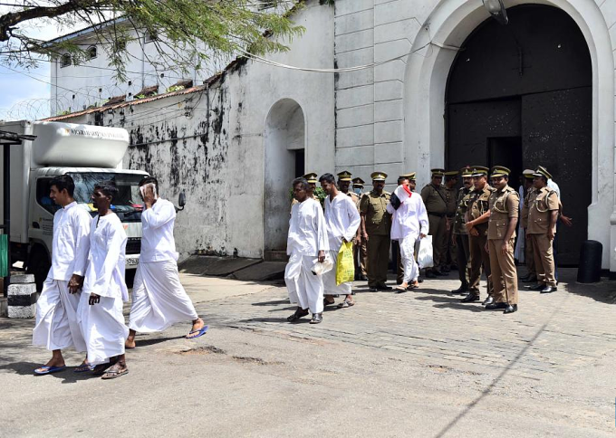 Tù nhân được phóng thích khỏi một nhà tù ở thủ đô Colombo, Sri Lanka hồi tháng 2 nhân dịp quốc khánh. Ảnh: Xinhua