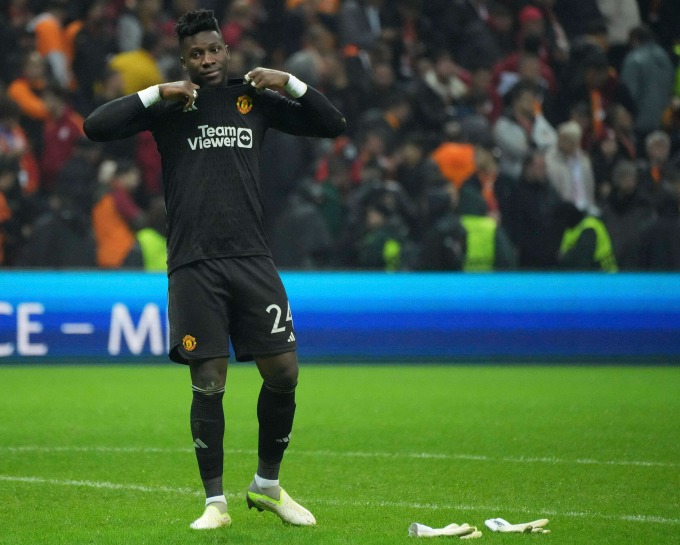 Onana thất vọng sau khi tan trận hòa 3-3 trên sân Ali Sami Yen của Galatasaray ngày 29/11. Ảnh: Reuters