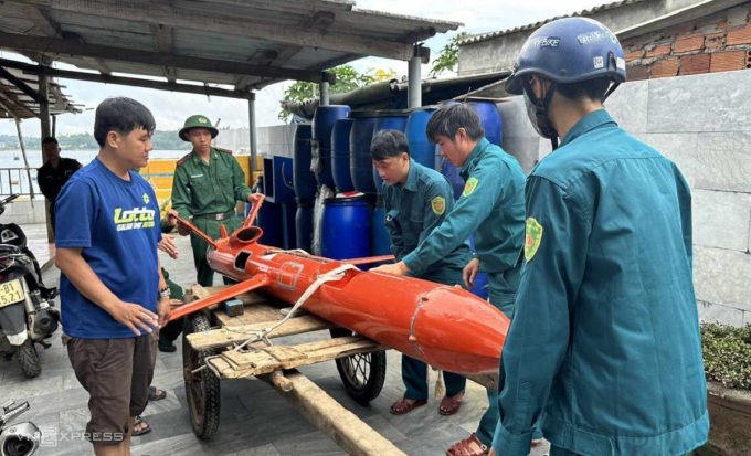 Thiết bị hình dạng giống máy bay không người lái được biên phòng tiếp nhận từ nhà dân. Ảnh: Văn Tánh