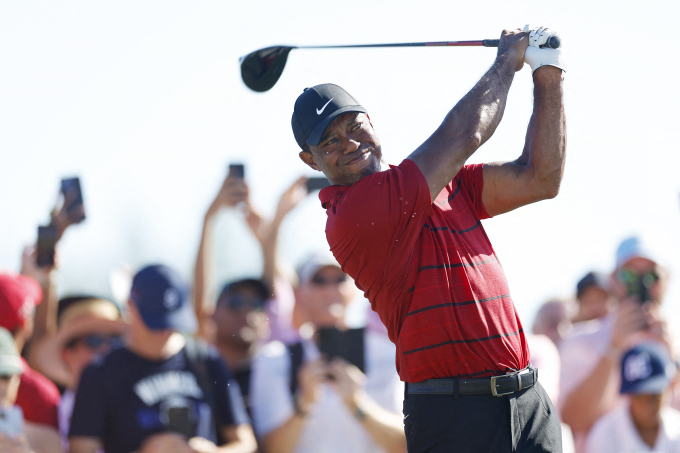 Tiger Woods phát bóng ở vòng cuối Hero World Challenge trên sân Albany par72 ngày 3/12. Ảnh: AFP