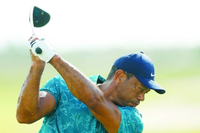 Tiger Woods thử phát bóng trong khu khởi động ở vòng 2 Hero World Challenge trên sân Albany Golf Course, Bahamas. Ảnh: AFP