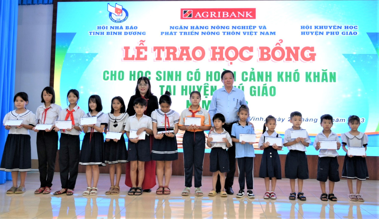 trao hoc bong cho hoc sinh co hoan canh kho khan dia ban huyen phu giao tinh binh duong hinh 1