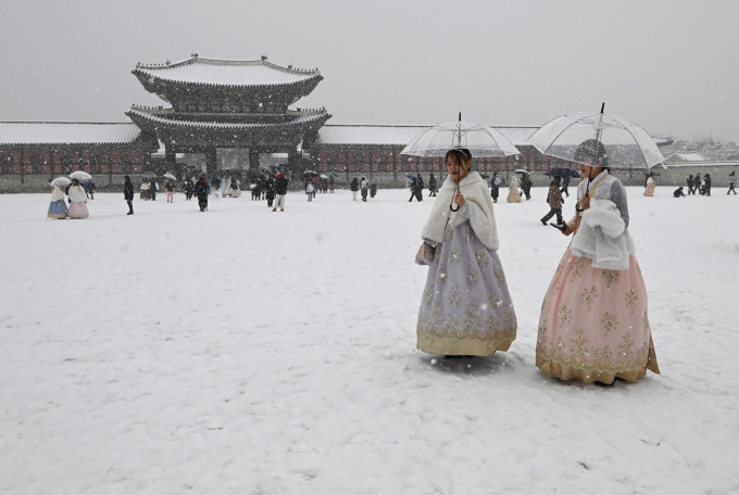 Du khách tại cung điện Gyeongbokgung, trung tâm Seoul, Hàn Quốc ngày 30/12. Ảnh: AFP