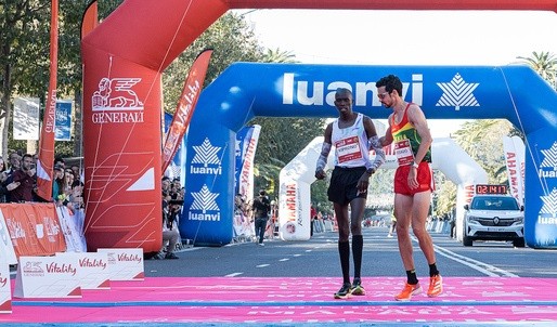 Giải Malaga marathon 2023: VĐV Tây Ban Nha nhường và dìu KĐV Kenya về đích trước