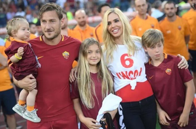 Totti bên vợ và ba con khi còn khoác áo AS Roma. Ảnh: Football Italy