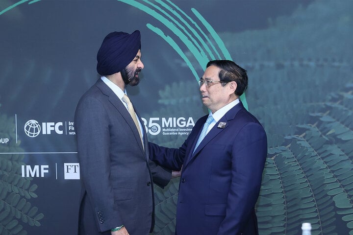 Thủ tướng Phạm Minh Chính tiếp Chủ tịch WB Ajay Banga. (Ảnh: VGP/Nhật Bắc)