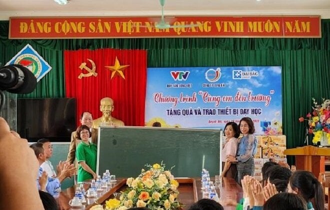 Nhãn hàng Yoosun Rau má trao tặng bảng từ cho trường Tiểu học & THCS Hồ Tùng Mậu.