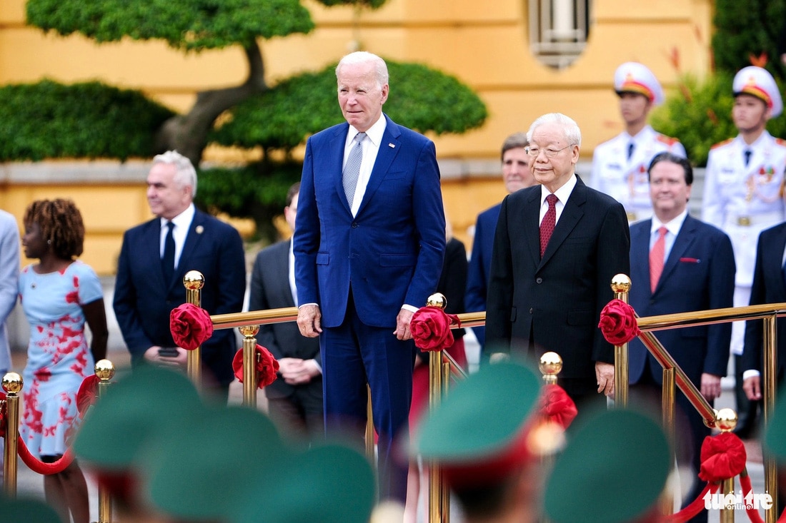 Tổng bí thư Nguyễn Phú Trọng chủ trì lễ đón chính thức Tổng thống Mỹ Joe Biden thăm cấp nhà nước Việt Nam tại Phủ Chủ tịch. Trong chuyến thăm Mỹ tháng 7-2015, Tổng bí thư Nguyễn Phú Trọng đã gặp Tổng thống Barack Obama và dự tiệc chiêu đãi do ông Joe Biden khi đó là phó tổng thống chủ trì. Đó là khởi đầu cho mối quan hệ cá nhân giữa hai nhà lãnh đạo Việt Nam và Mỹ - Ảnh: NAM TRẦN