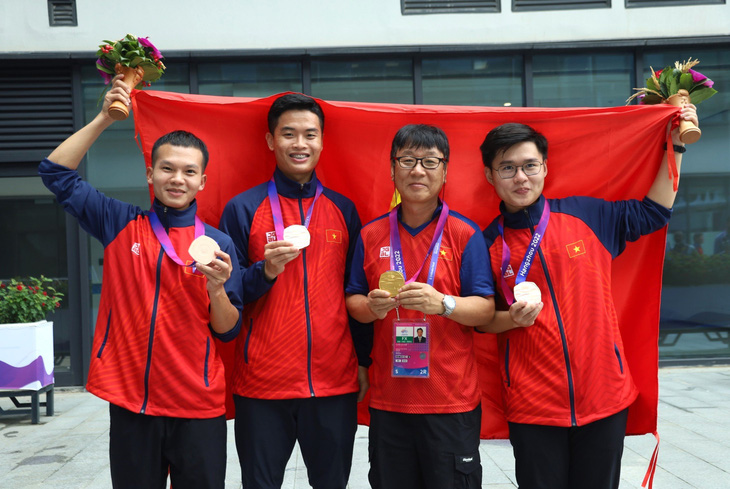 Ông Park Chung Gun (thứ hai từ phải sang) cùng tuyển bắn súng Việt Nam - Ảnh: QUÝ LƯỢNG