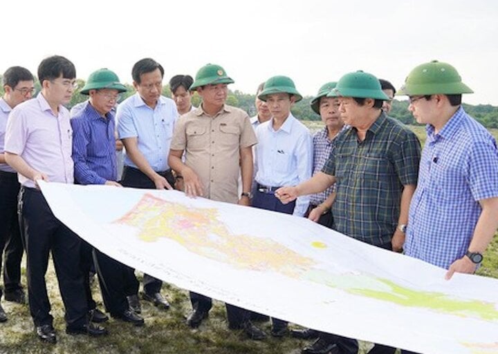 Ông Võ Văn Hưng, Chủ tịch UBND tỉnh (áo nâu) kiểm tra công tác giải phóng mặt bằng dự án Cảng hàng không Quảng Trị. (Ảnh: Cổng TTĐT Quảng Trị)