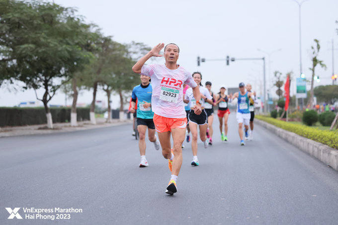 Ông Cường nhất lứa tuổi trên 60 cự ly 21km tại VM Hải Phòng 2023. Ảnh: VM