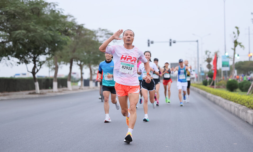 Runner Việt U70 chạy 160 km chào năm mới