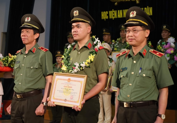 Dũng nhận giấy khen xuất sắc của Giám đốc Học viện An ninh nhân dân về phong trào Công an nhân dân học tập, thực hiện Sáu điều Bác Hồ dạy, tháng 5/2023. Ảnh: Nhân vật cung cấp