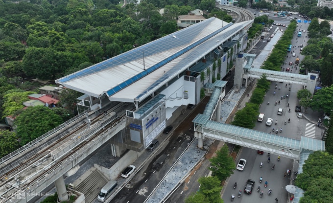 8 ga trên cao đã cơ bản hoành thành, trong ảnh ga trên cao S8 (khu vực ĐH Giao thông Vận tải). Ảnh: Phạm Chiểu