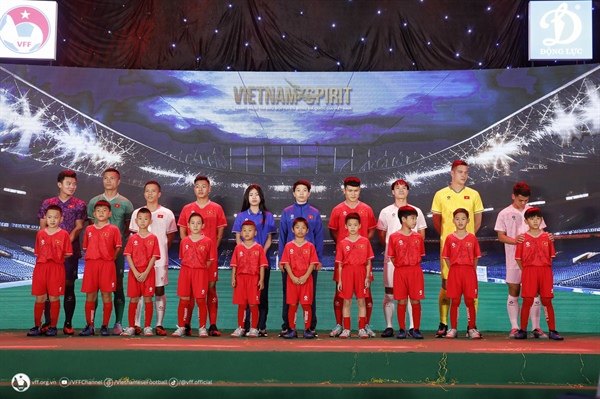 サッカーベトナム代表チームの公式ユニフォームを発売 - Vietnam.vn