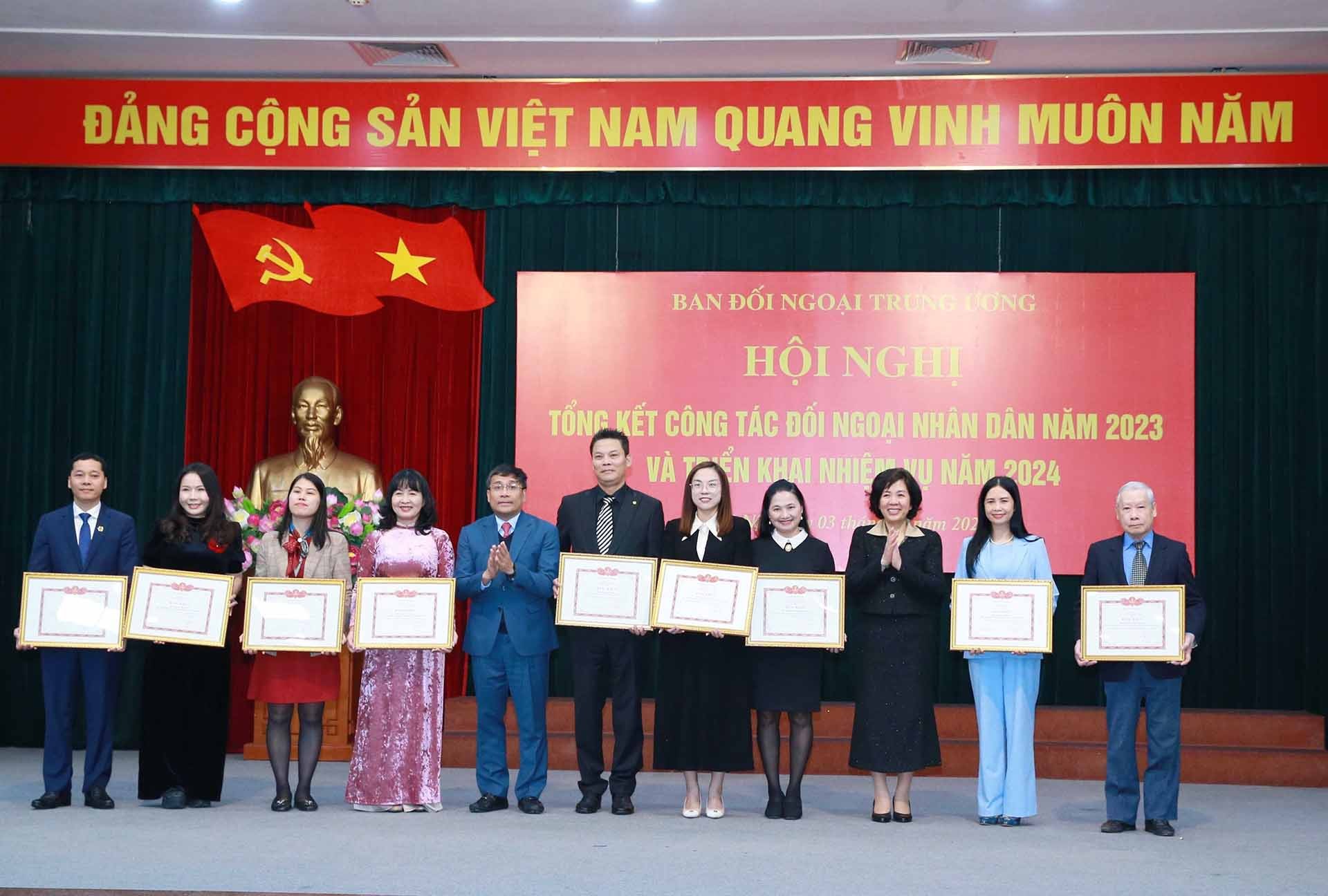 Các cá nhân có thành tích xuất sắc nhận Bằng khen của Trưởng ban Đối ngoại Trung ương. (Nguồn: TTXVN)