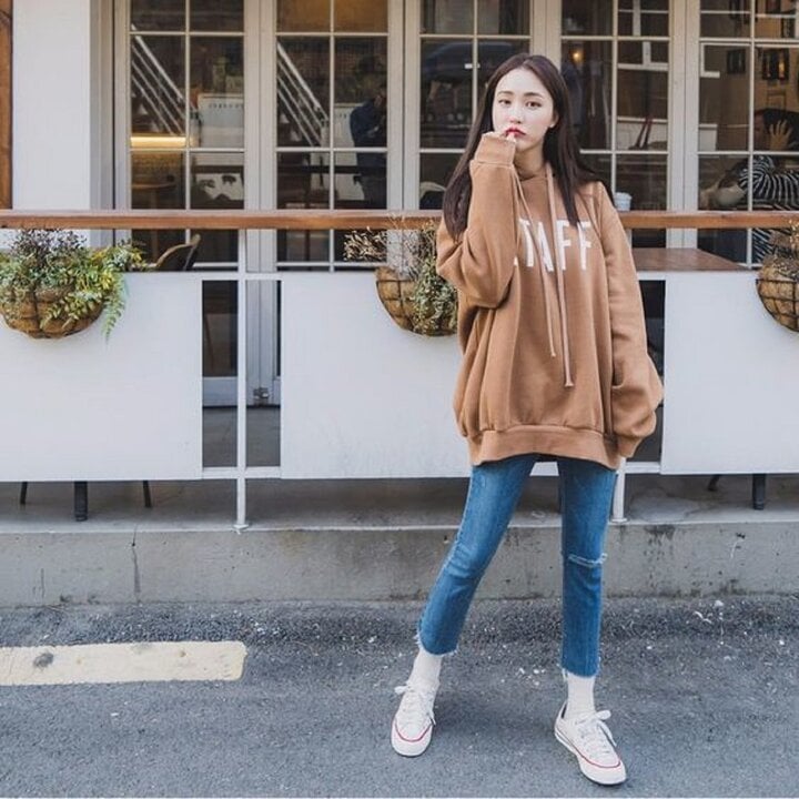 Áo hoodie và quần jeans là món đồ không thể thiếu trong mùa lạnh đối với cô nàng thích sự phóng khoáng, năng động.