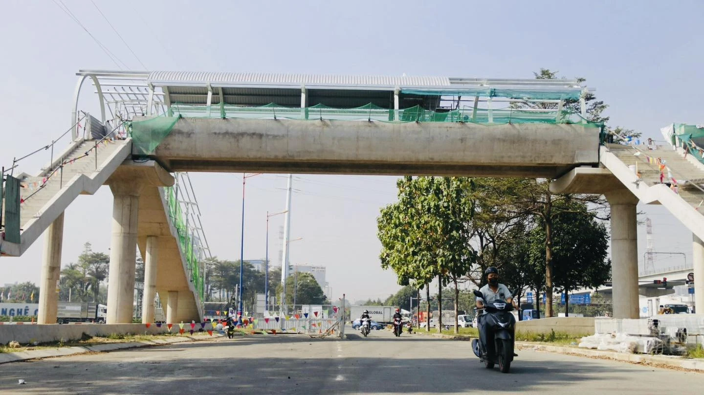 Ngắm cầu đi bộ nối tới ga metro số 1 sắp hoàn thiện- Ảnh 2.