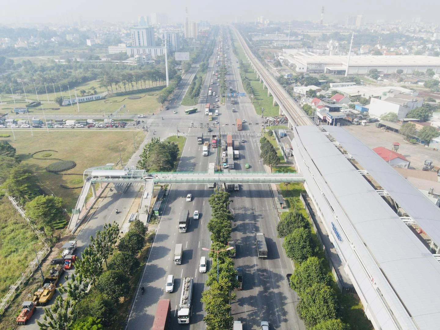 Ngắm cầu đi bộ nối tới ga metro số 1 sắp hoàn thiện- Ảnh 8.