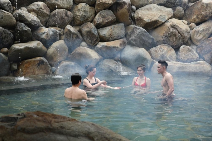 Nhóm bạn trải nghiệm tắm khoáng nóng Yoko Onsen Quang Hanh. Ảnh: Sun Group