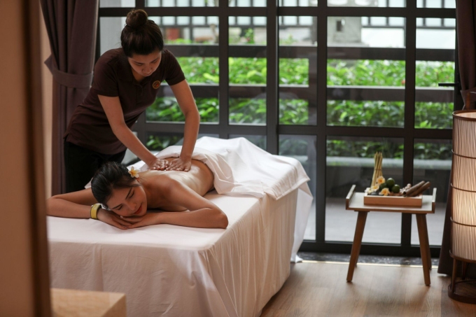 Du khách trải nghiệm spa trị liệu. Ảnh: Sun Group