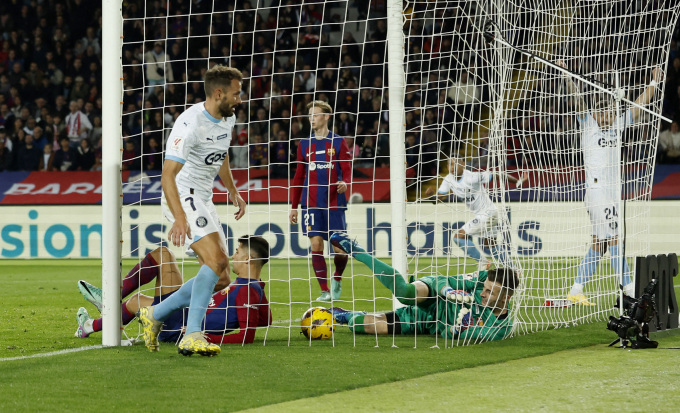 Cristhian Stuani ghi bàn ấn định thắng lợi 4-2 cho Girona trước Barca ở vòng 16 La Liga trên sân Olympic, Barcelona ngày 10/12. Ảnh: Reuters