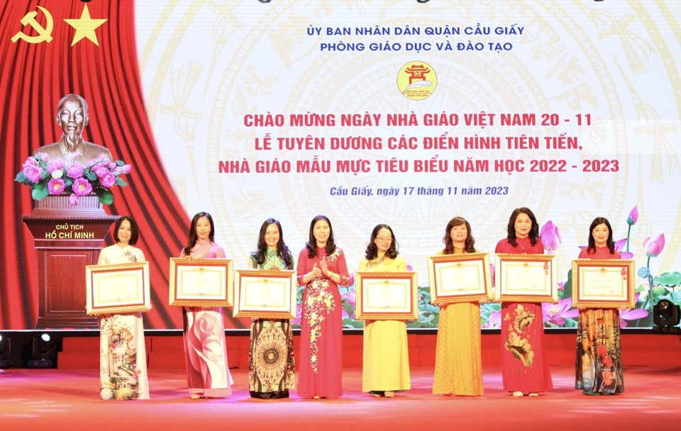 Bí thư Quận ủy Cầu Giấy trao Huân chương Lao động, Bằng khen của Thủ tướng Chính phủ cho các cá nhân có thành tích xuất sắc. (Nguồn: Kinh tế Đô Thị)