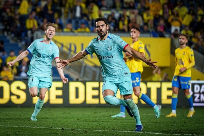 Gundogan (giữa) mừng bàn quyết định trong trận Barca thắng Las Palmas 2-1 ở vòng 19 La Liga tối 4/1, trên sân Gran Canaria. Ảnh: EFE