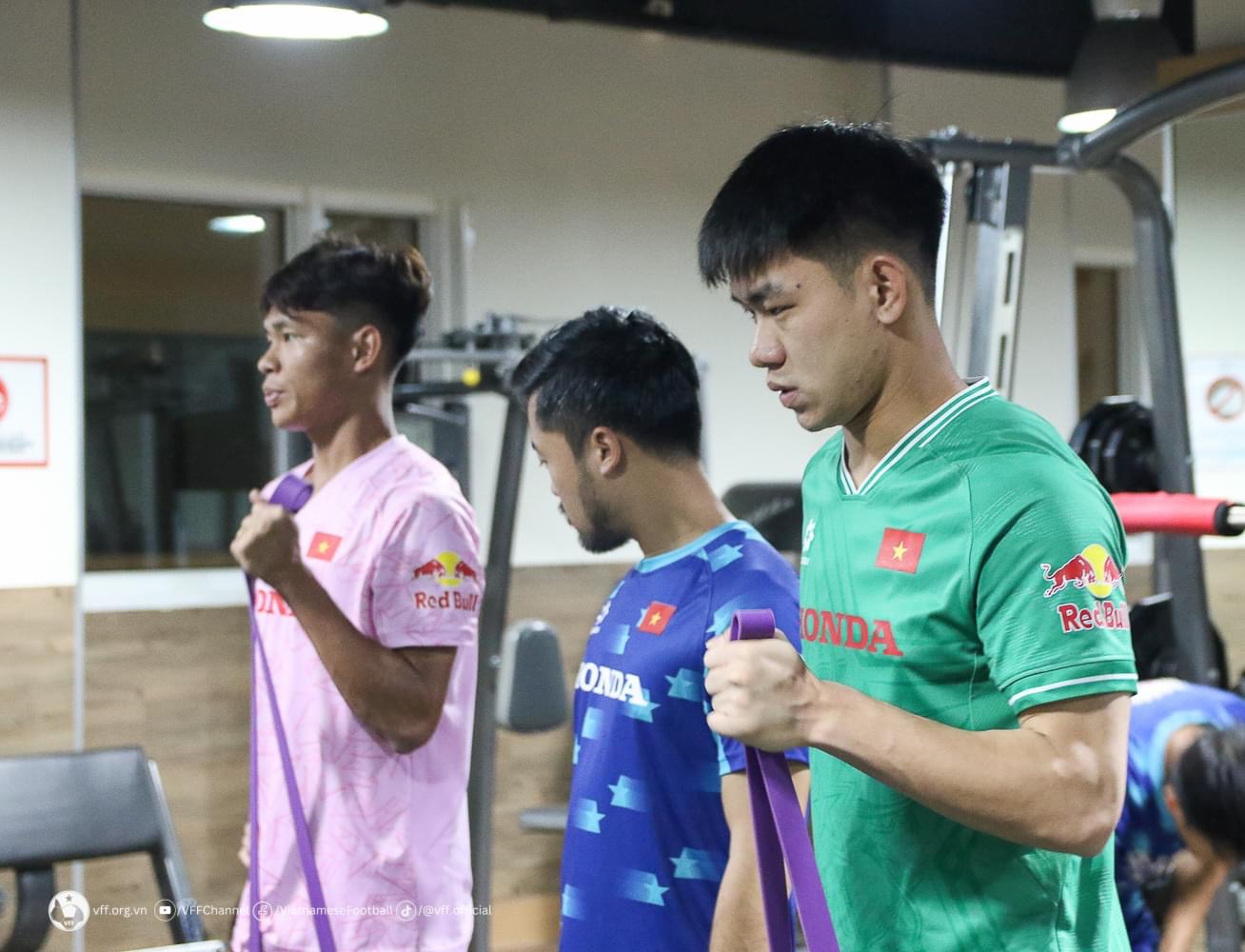 Chưa ‘nóng’ chỗ tại Qatar, Nguyễn Filip và đội tuyển Việt Nam lập tức tập gym rèn thể lực- Ảnh 4.