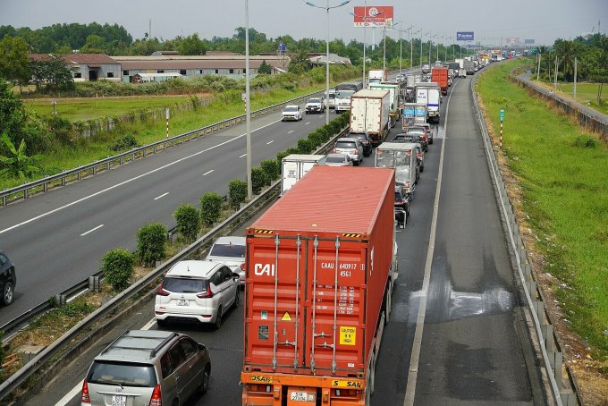 Tai nạn liên hoàn khiến cao tốc TP HCM - Trung Lương ùn tắc kéo dài 3 km. Ảnh: Nam An