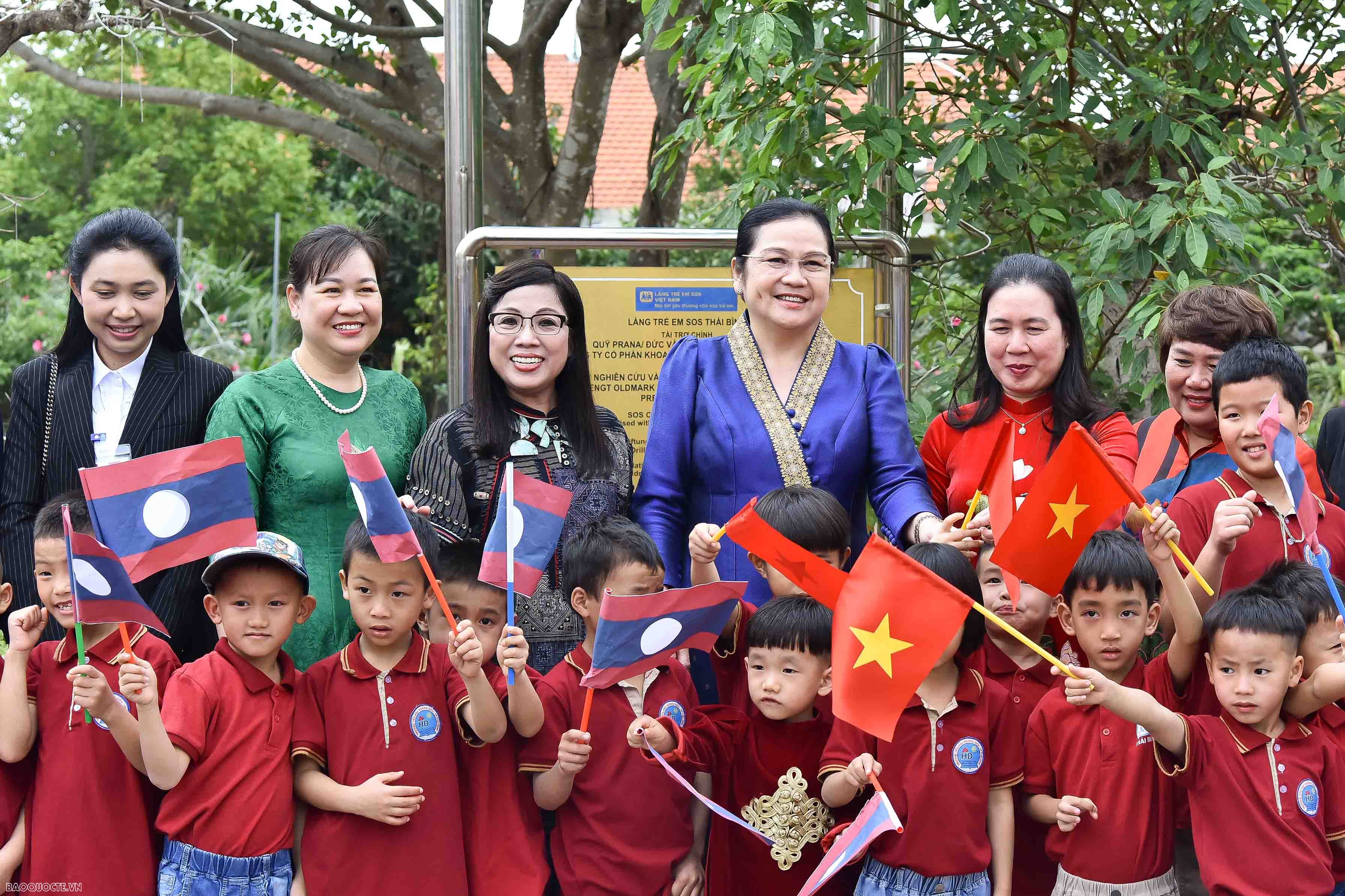 Ngay khi hai phu nhân vừa đến Làng trẻ em SOS Thái Bình, rất đông các em nhỏ đã ùa ra chào và mong muốn được bắt tay và chụp ảnh cùng hai phu nhân.