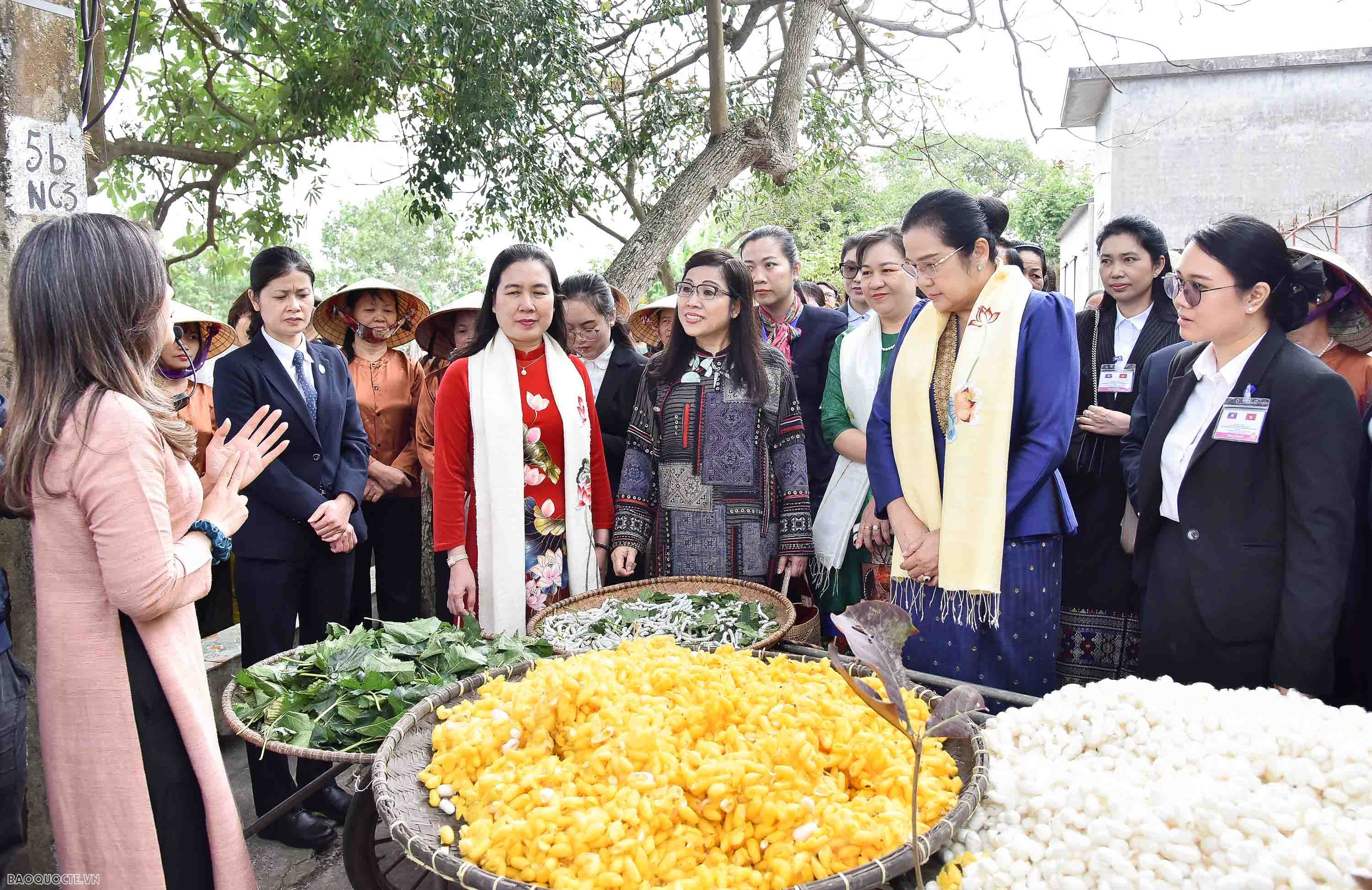 Hai phân đã nghe giới thiệu về làng nghệ lụa đũi Nam Cao. Theo giới thiệu tại làng nghề, cuối thế kỷ XVI, có người họ Nguyễn Xuân về quê cũ Bất Bạt - Sơn Tây học nghề canh cửi. Sau trở lại dạy con cháu trồng dâu, nuôi tằm, kéo tơ... Từ đó, dệt đũi trở thành nghề truyền thống ở làng Cao Bạt xã Nam Cao. Đầu thế kỉ XX, xã hội An Nam nhiều cách tân, giao thương phát triển, nghề trong làng mở rộng. Nam Cao thêm nghề dệt tuýt xo.