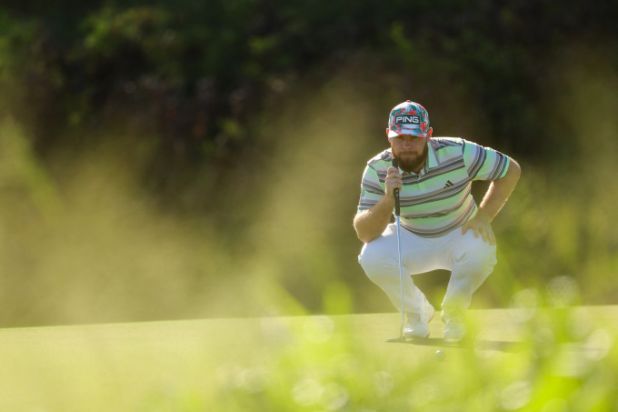 Tyrrell Hatton căn chỉnh thước ngắm trước khi gạt trên green hố 6 vòng hai The Sentry trên sân Plantation, Kapalua, Hawaii ngày 5/1. Ảnh: AFP